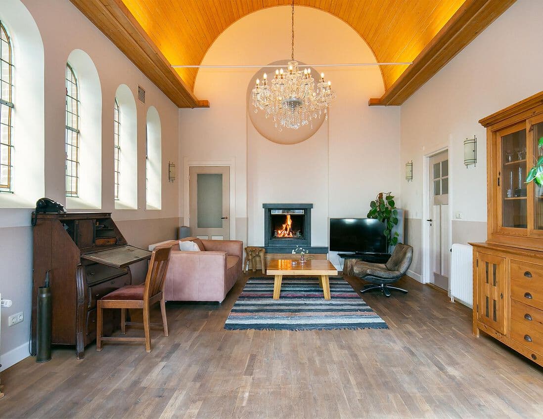 Voormalige kapel als woonkamer.